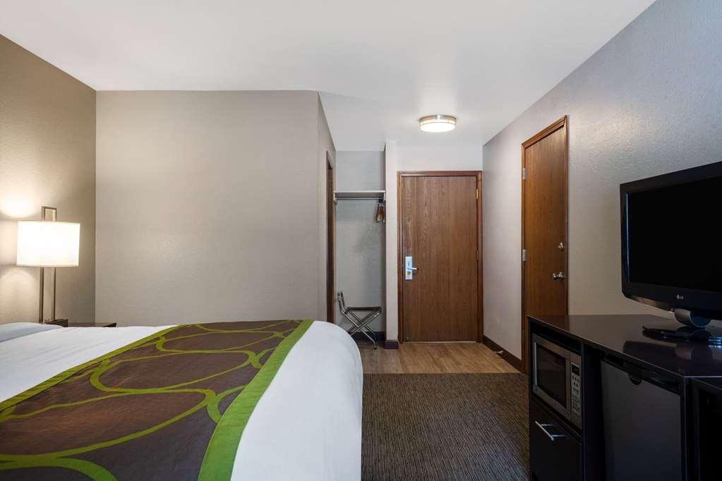 Super 8 By Wyndham St. Regis Hotel Room photo