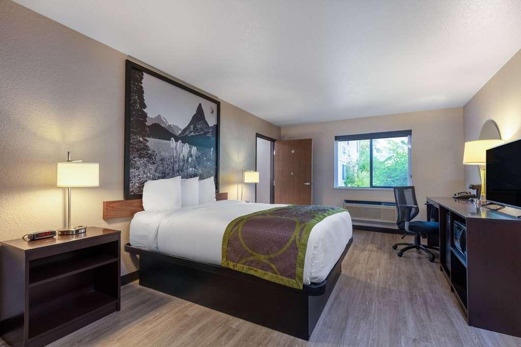Super 8 By Wyndham St. Regis Hotel Room photo