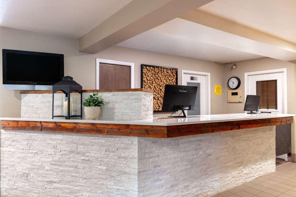 Super 8 By Wyndham St. Regis Hotel Interior photo